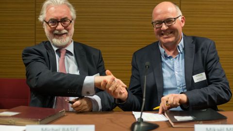 Signature de la convention de partenariat (De gauche à droite : Michel Baslé, adjoint au maire de la ville d’Angers, présidence de Plante & Cité — Mikaël Mercier, président de VAL’HOR) ©Luc Maréchaux.